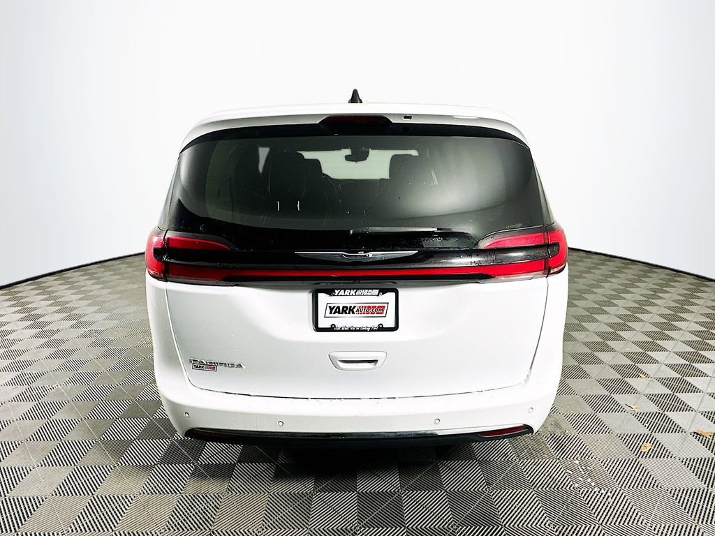 Certified 2024 Chrysler Pacifica Touring-L image 9