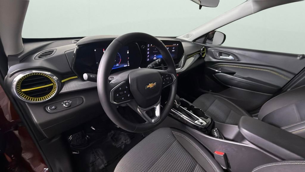 Certified 2025 Chevrolet Trax LT w/ Driver Confidence Package image 18