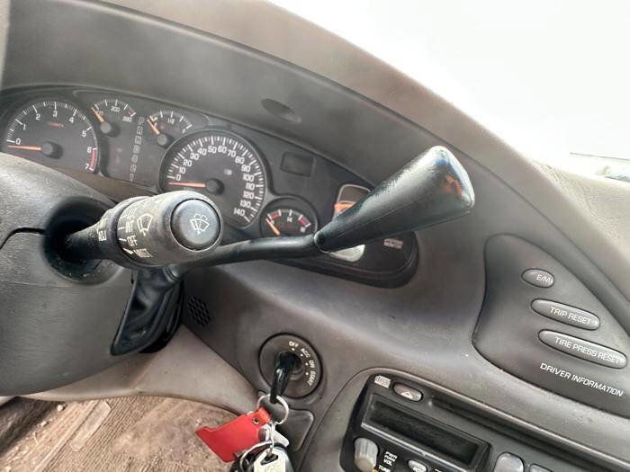 Used 2001 Pontiac Bonneville SE FWD image 39
