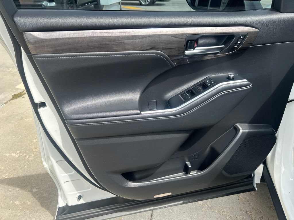 Certified 2021 Toyota Highlander Limited AWD/4WD image 11