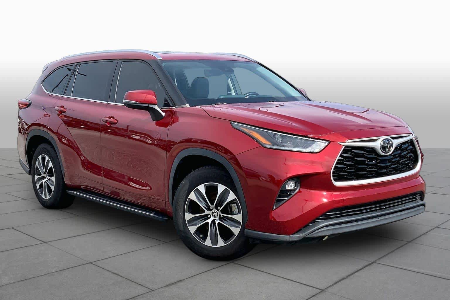 Used 2021 Toyota Highlander XLE FWD image 3