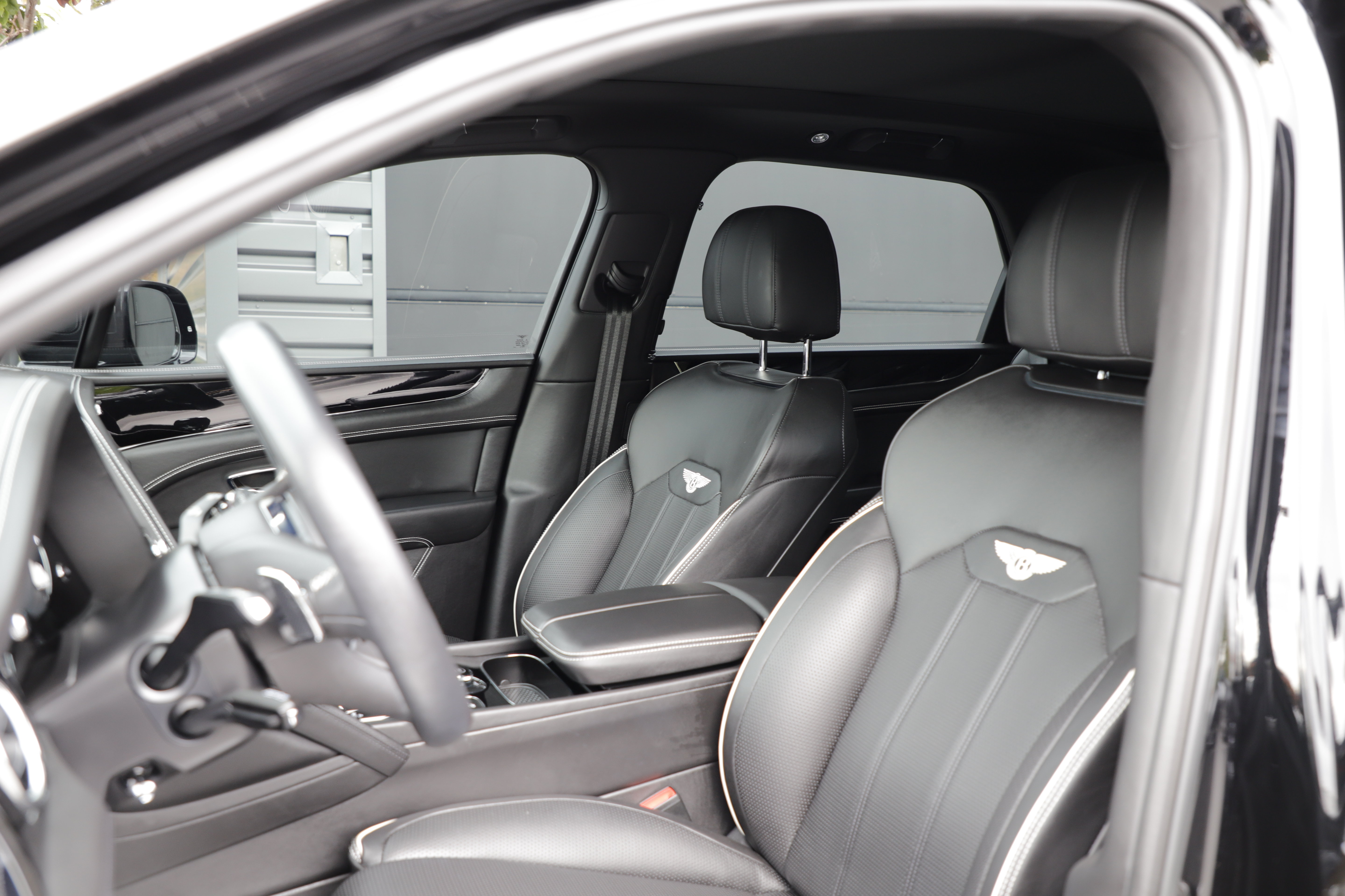 Used 2022 Bentley Bentayga AWD/4WD image 16