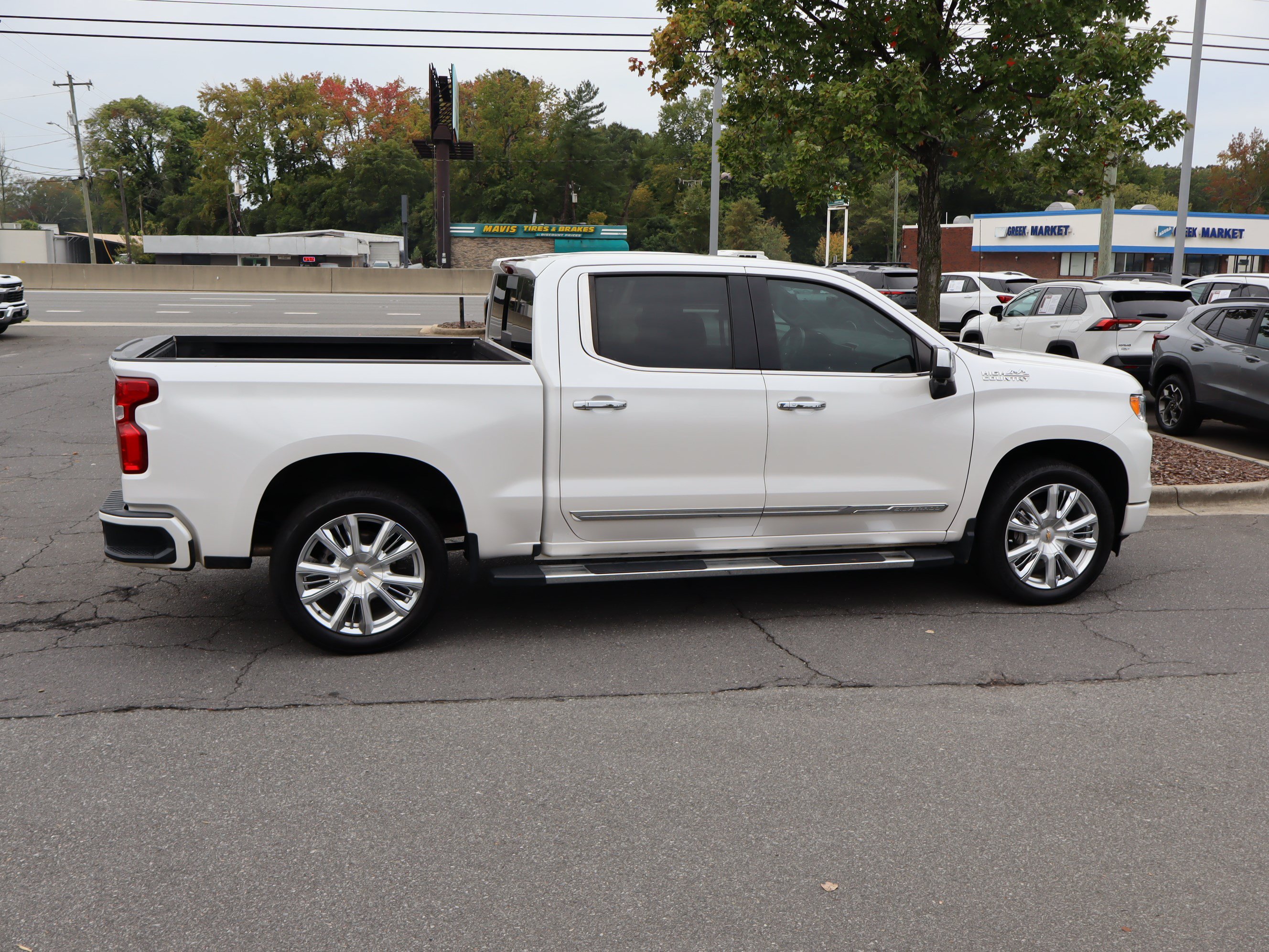 Used 2023 Chevrolet Silverado 1500 High Country w/ High Country Premium Package AWD/4WD image 11
