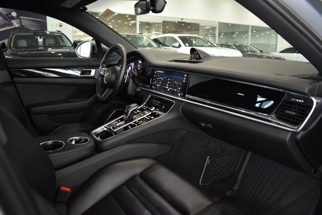Used 2022 Porsche Panamera RWD image 28