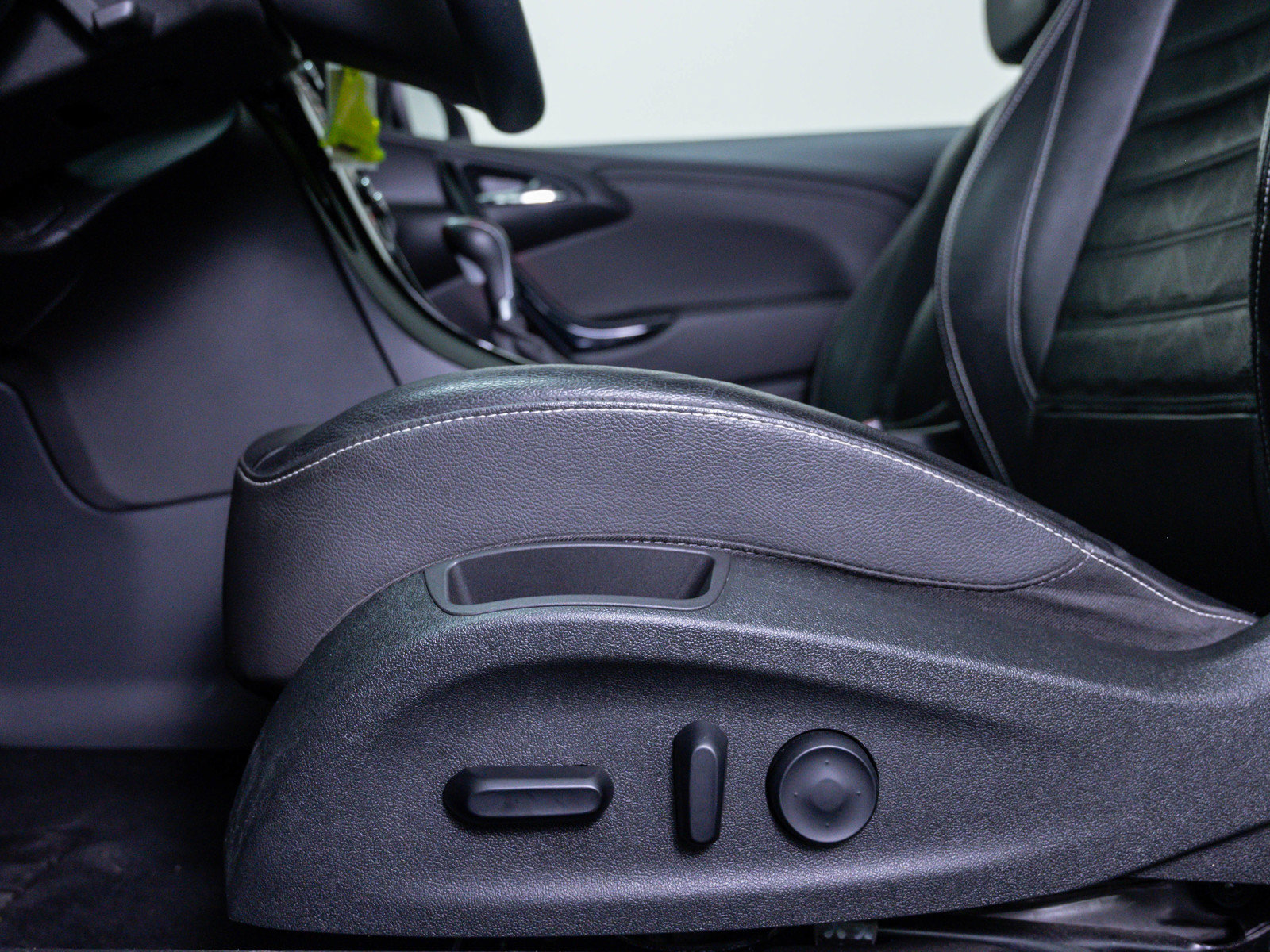 Used 2018 Buick Cascada Premium image 18