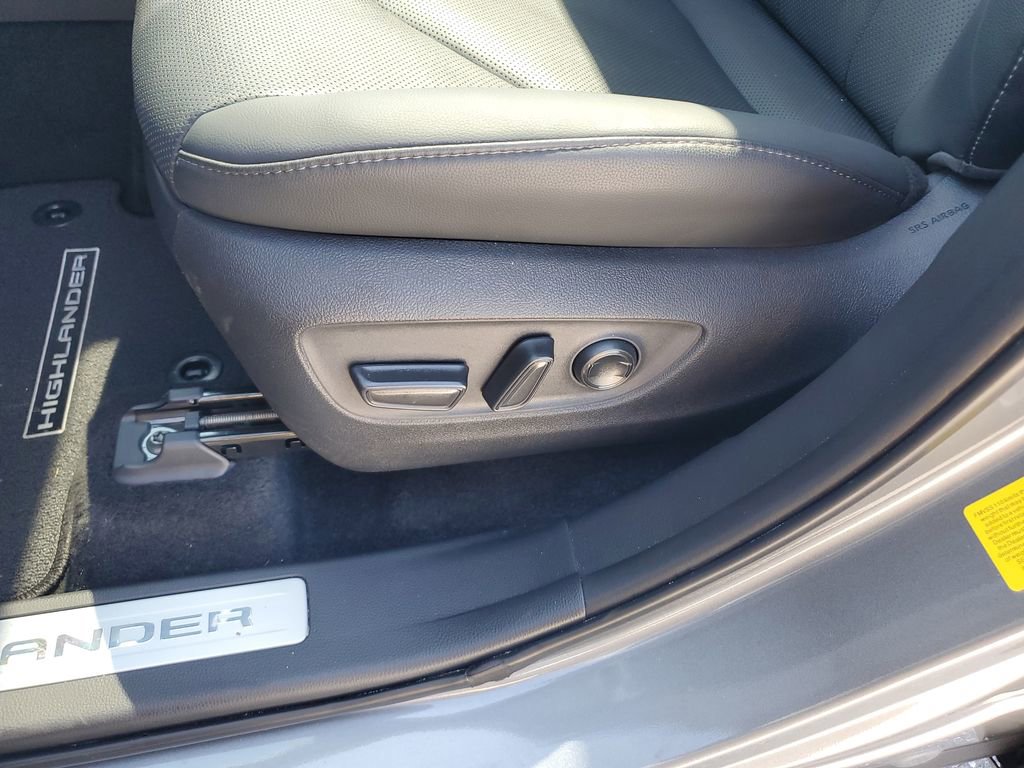 Used 2025 Toyota Highlander Limited image 27