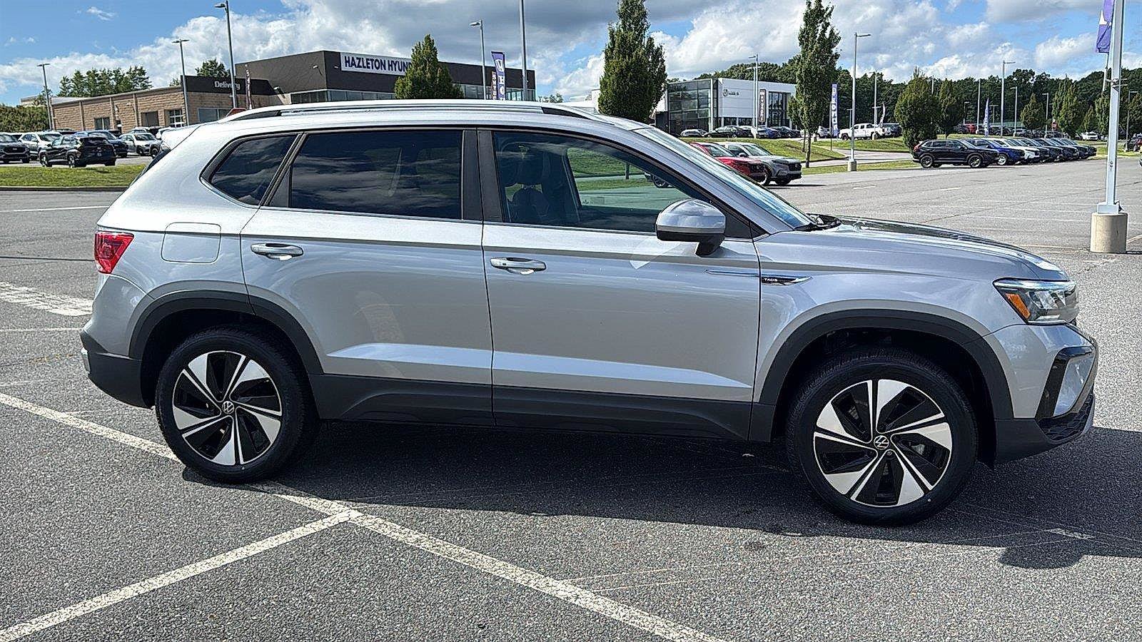 Used 2023 Volkswagen Taos SE w/ Panoramic Sunroof Package AWD/4WD image 3