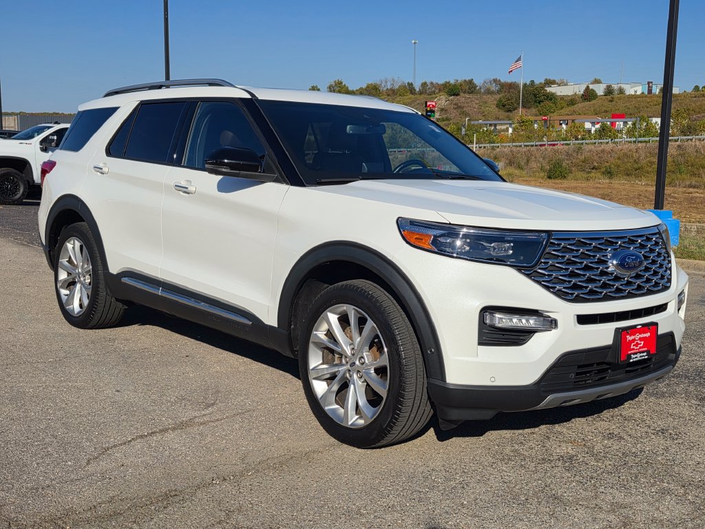 Used 2022 Ford Explorer Platinum w/ Equipment Group 601A AWD/4WD image 2