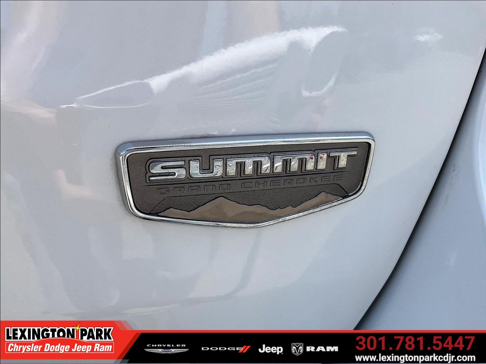 Used 2021 Jeep Grand Cherokee Summit AWD/4WD image 23