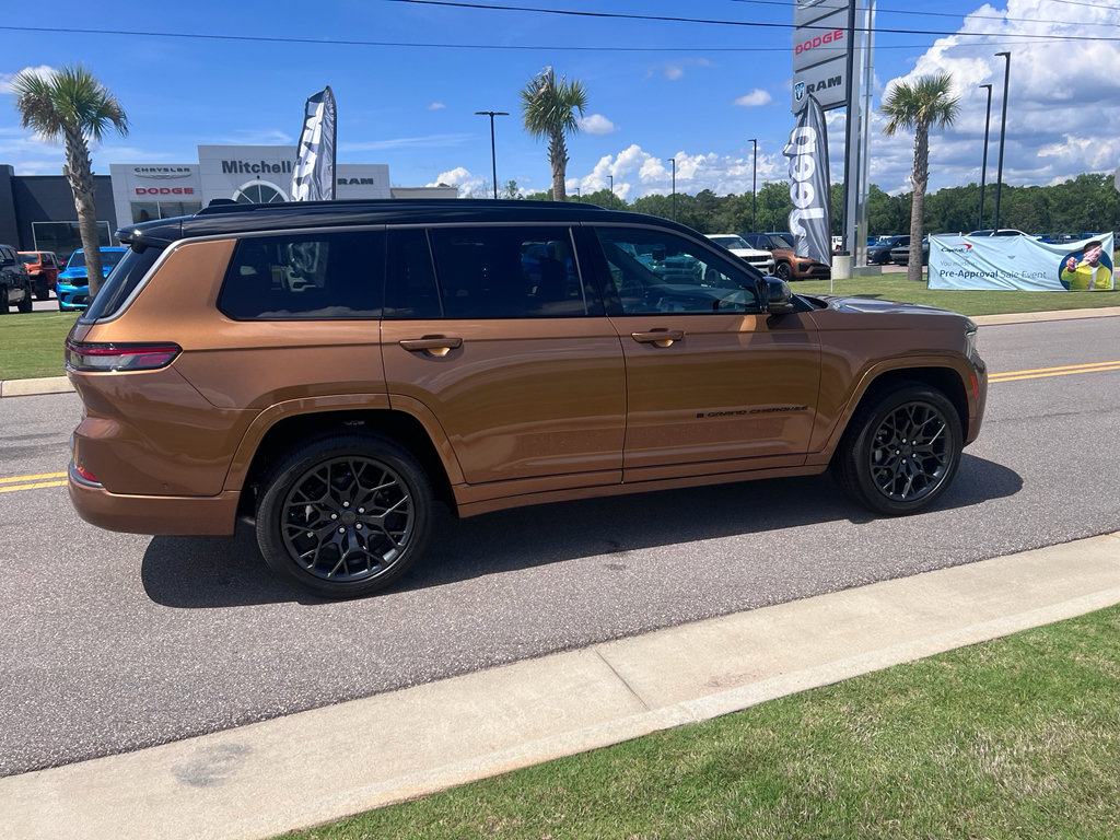 New 2026 Jeep Grand Cherokee L Summit w/ Obsidian Package AWD/4WD image 4