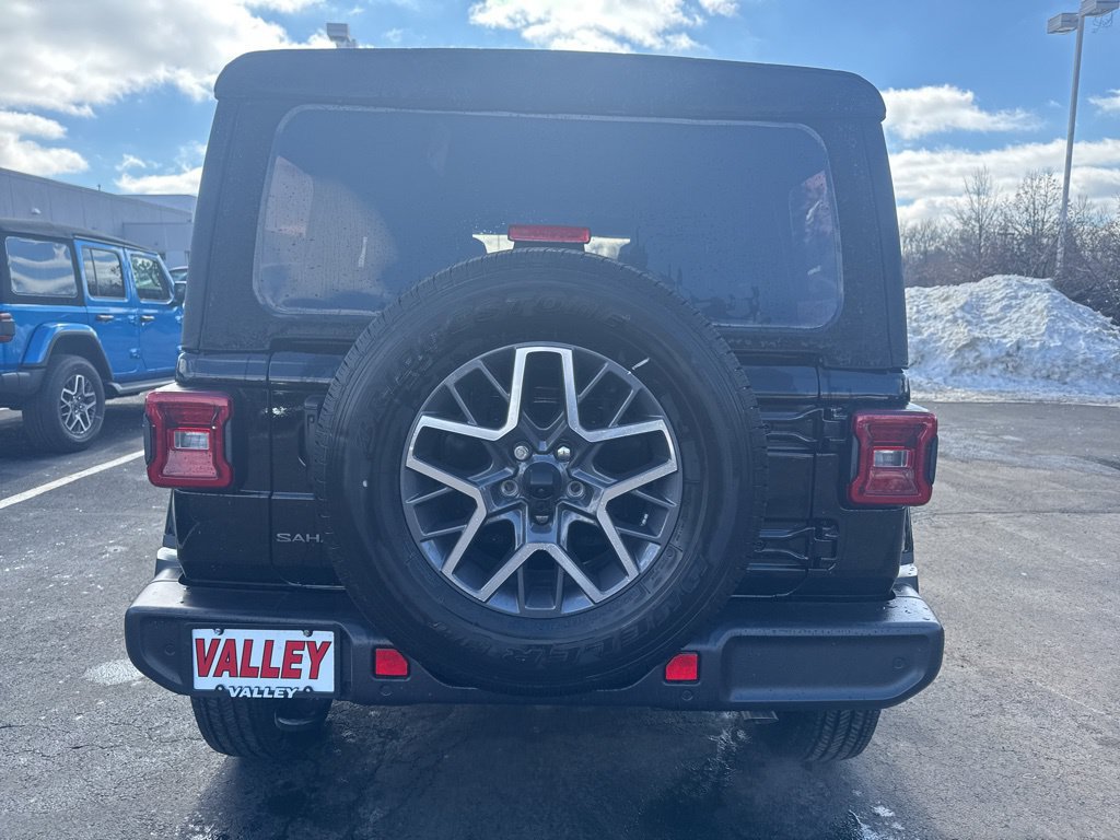 Used 2025 Jeep Wrangler Unlimited Sahara AWD/4WD image 12
