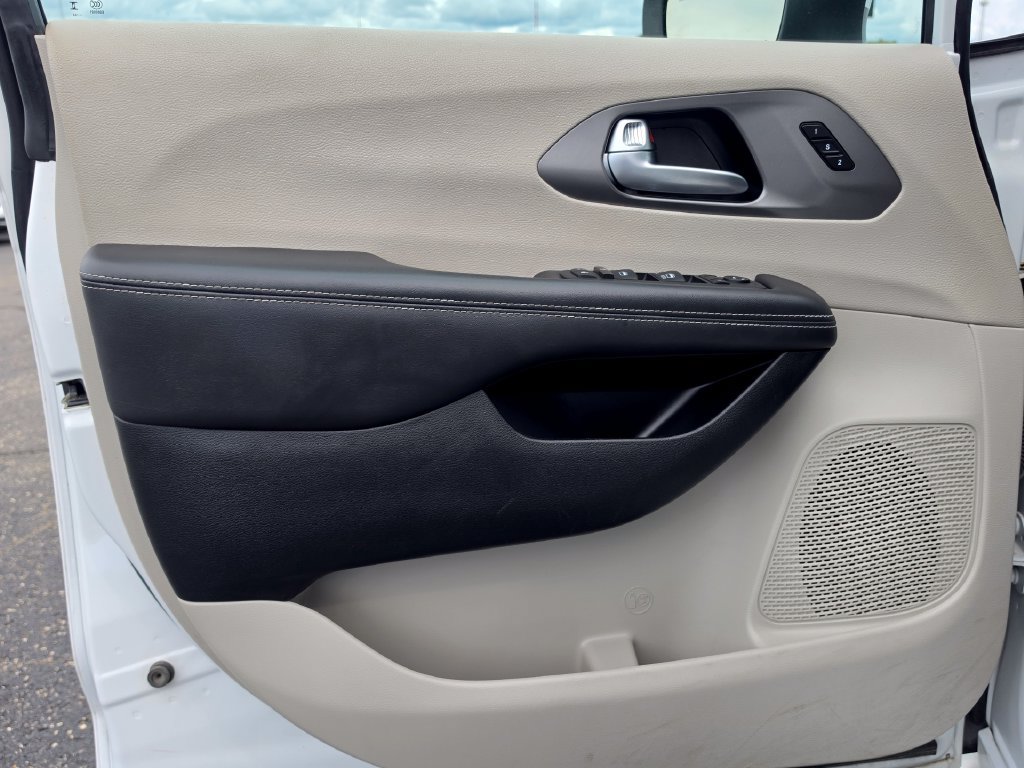 Used 2023 Chrysler Pacifica Touring-L FWD image 14
