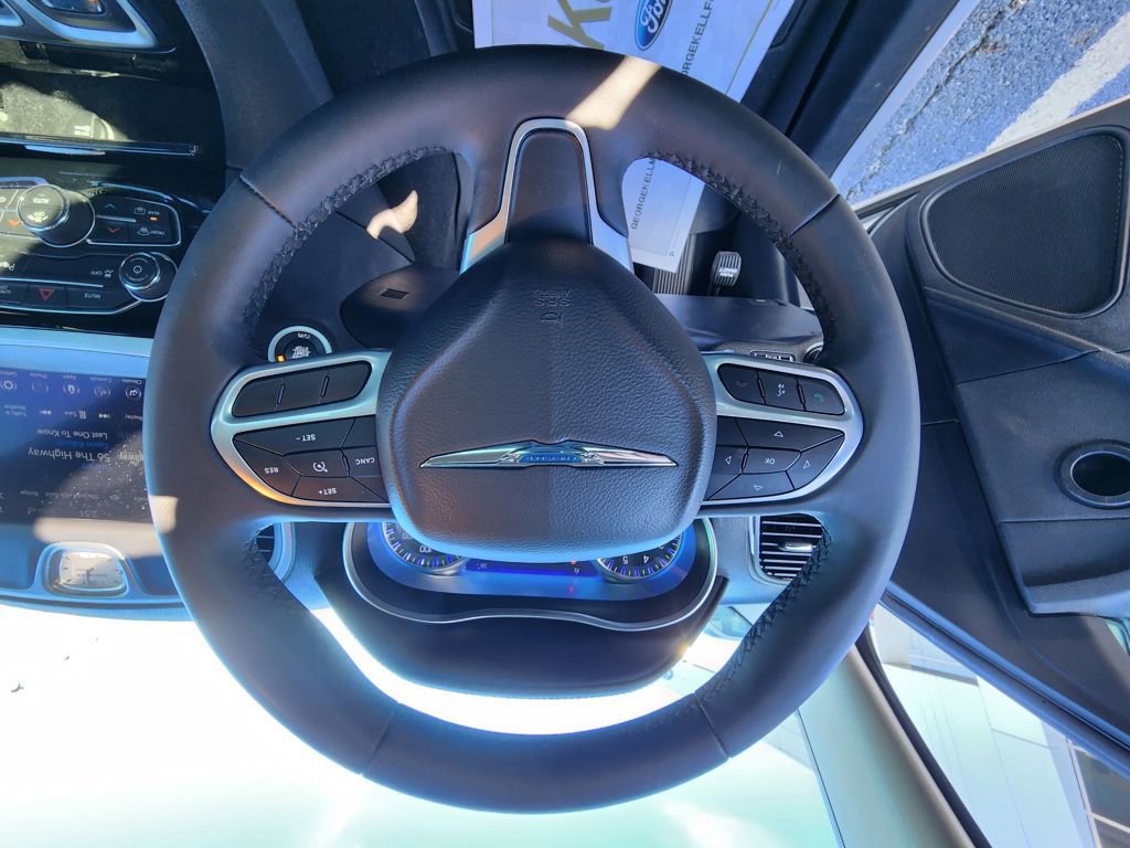 Used 2023 Chrysler 300 Touring L image 12