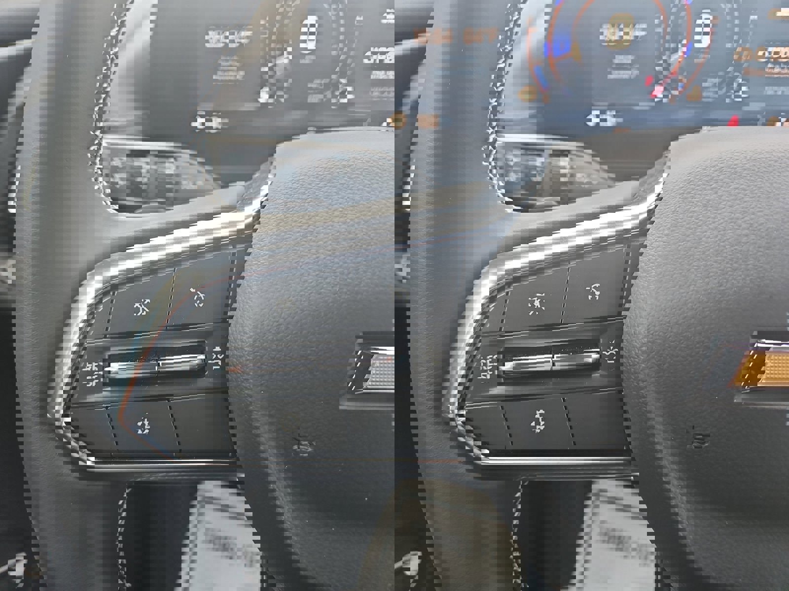 Used 2025 Chevrolet Traverse LT w/ Driver Confidence Package image 12