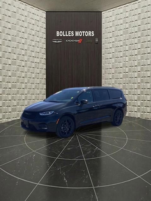 Used 2023 Chrysler Pacifica Touring-L w/ S Appearance Package AWD/4WD image 10