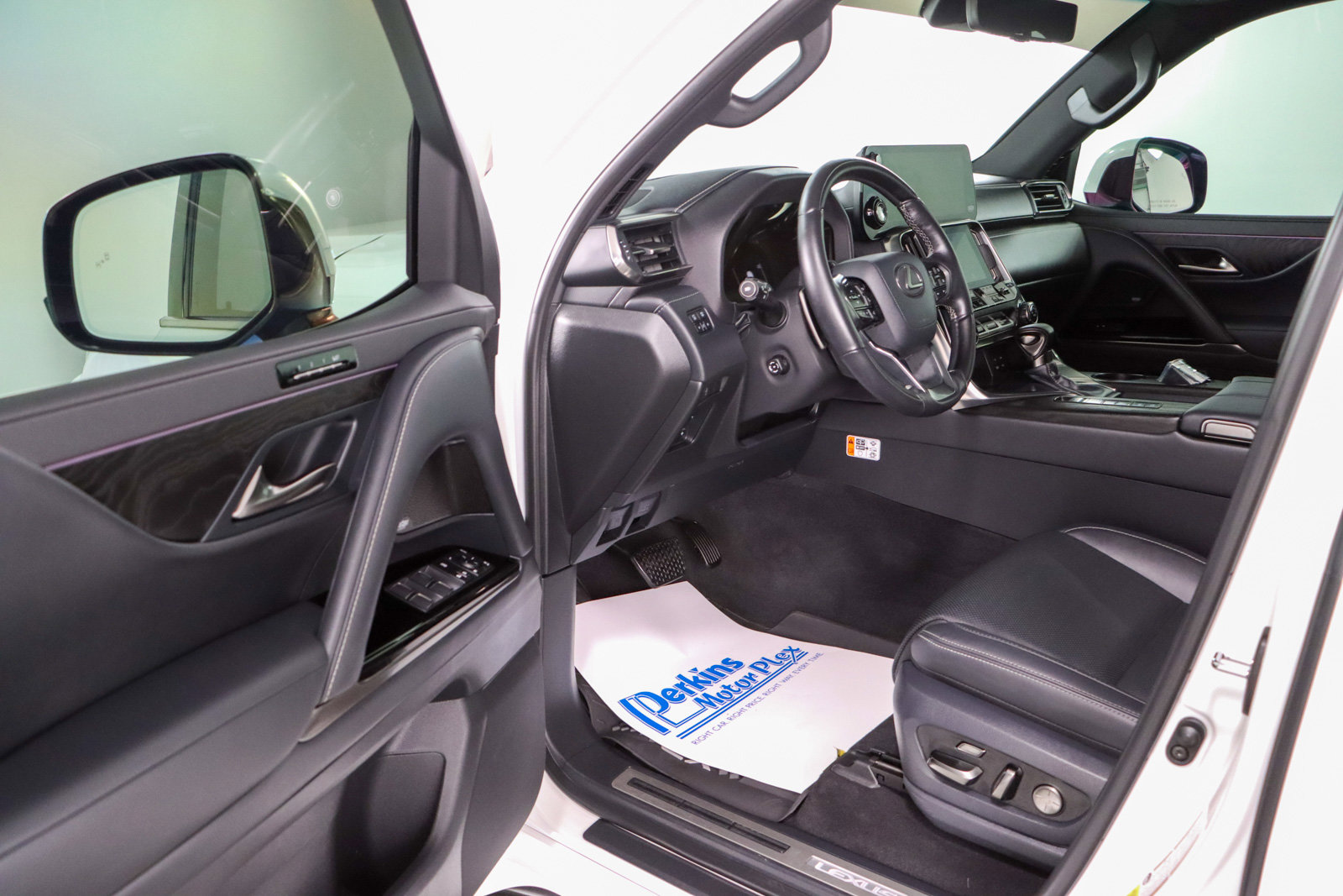 Used 2025 Lexus LX 600 4WD w/ Luxury Package image 3