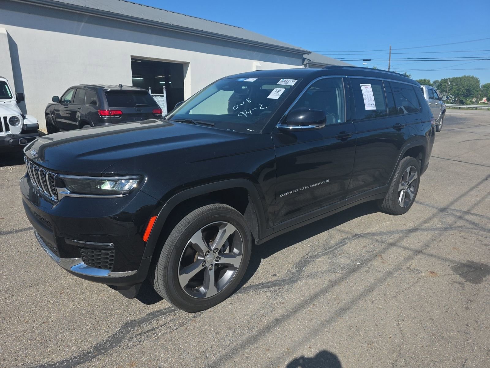 Used 2023 Jeep Grand Cherokee L Limited AWD/4WD image 1