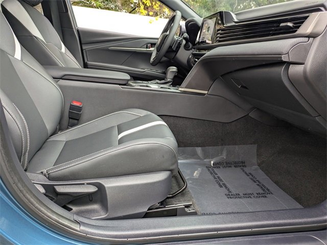 Used 2025 Toyota Camry SE image 3
