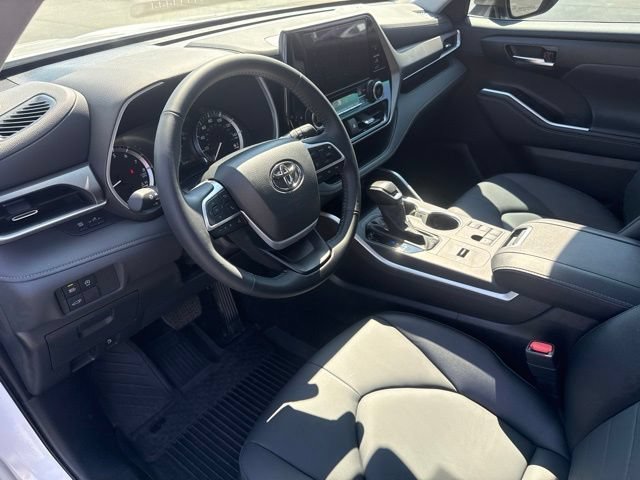 Used 2025 Toyota Highlander XLE FWD image 25