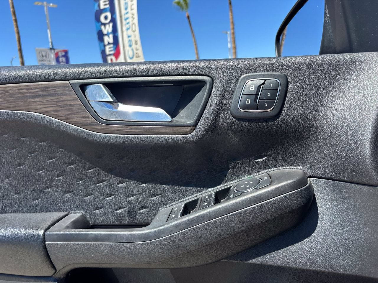 Used 2020 Ford Escape Titanium w/ Titanium Premium Package 2.0 AWD/4WD image 19