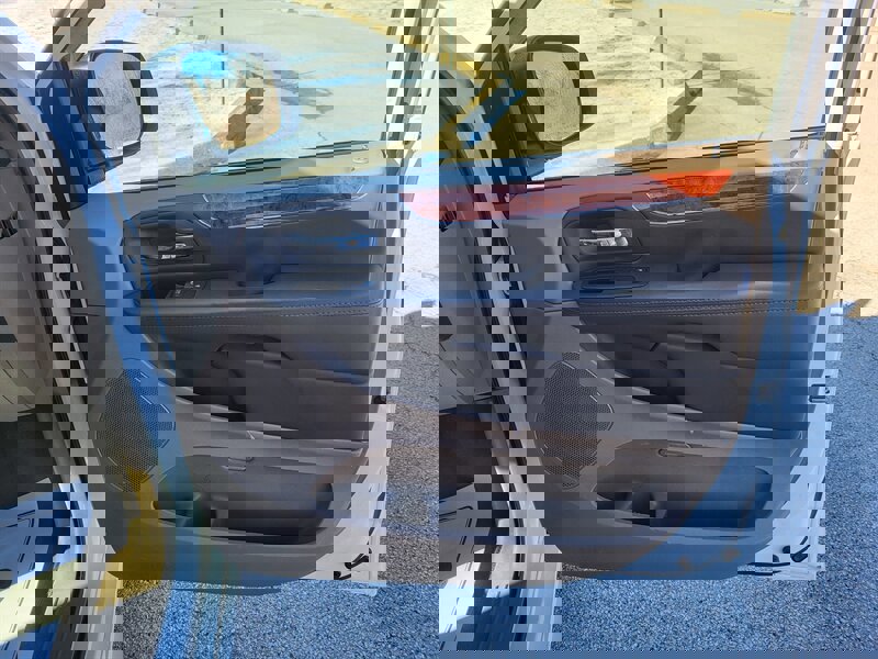 Used 2016 Chrysler Town & Country Touring-L image 28