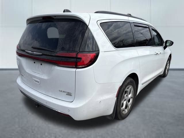 Used 2023 Chrysler Pacifica Limited w/ Uconnect Theater Family Group image 4