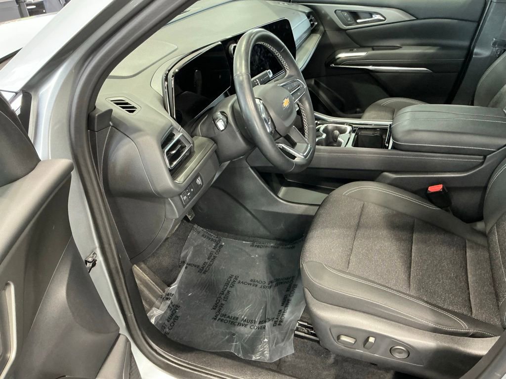 Used 2024 Chevrolet Traverse LT image 3