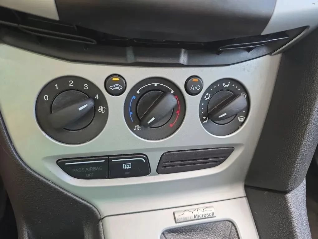 Used 2014 Ford Focus SE w/ SE Sport Package FWD image 29
