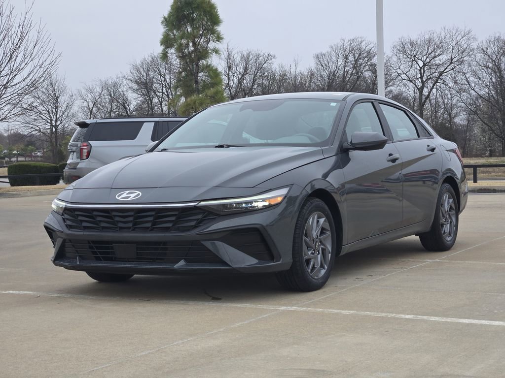 Used 2024 Hyundai Elantra SEL image 3