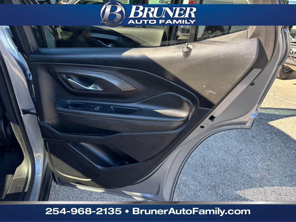 Used 2024 GMC Terrain SLE w/ Driver Convenience Package image 17