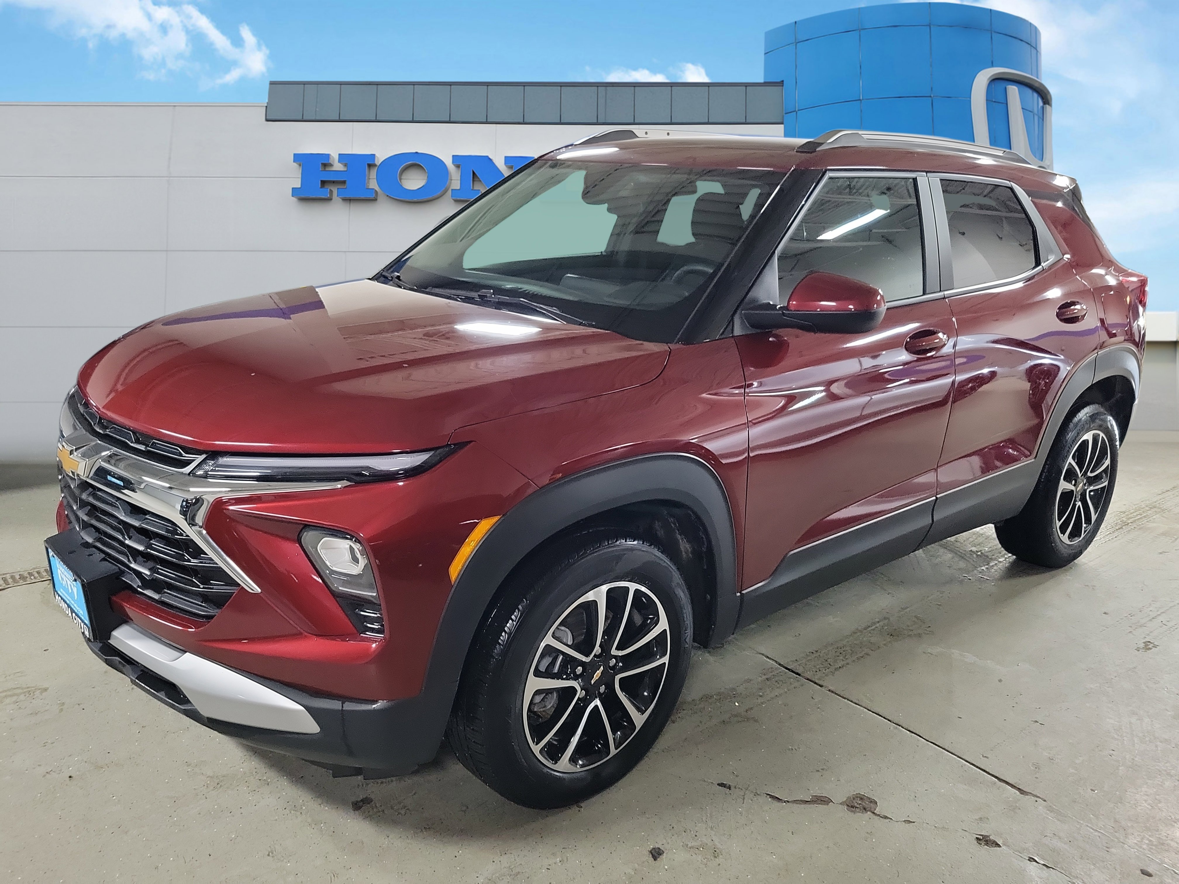 Used 2025 Chevrolet TrailBlazer LT AWD/4WD image 2