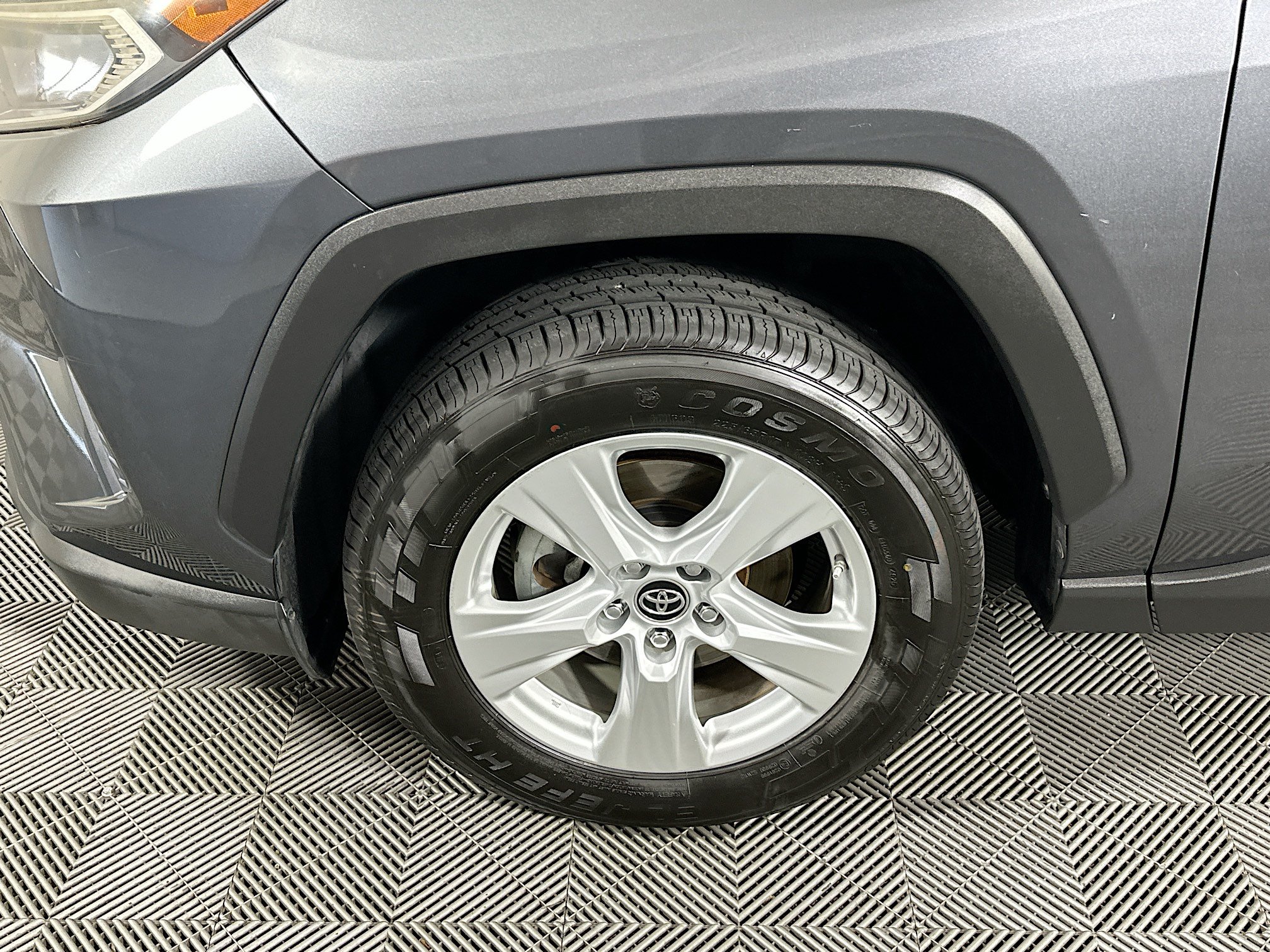 Used 2019 Toyota RAV4 XLE w/ Convenience Package FWD image 11