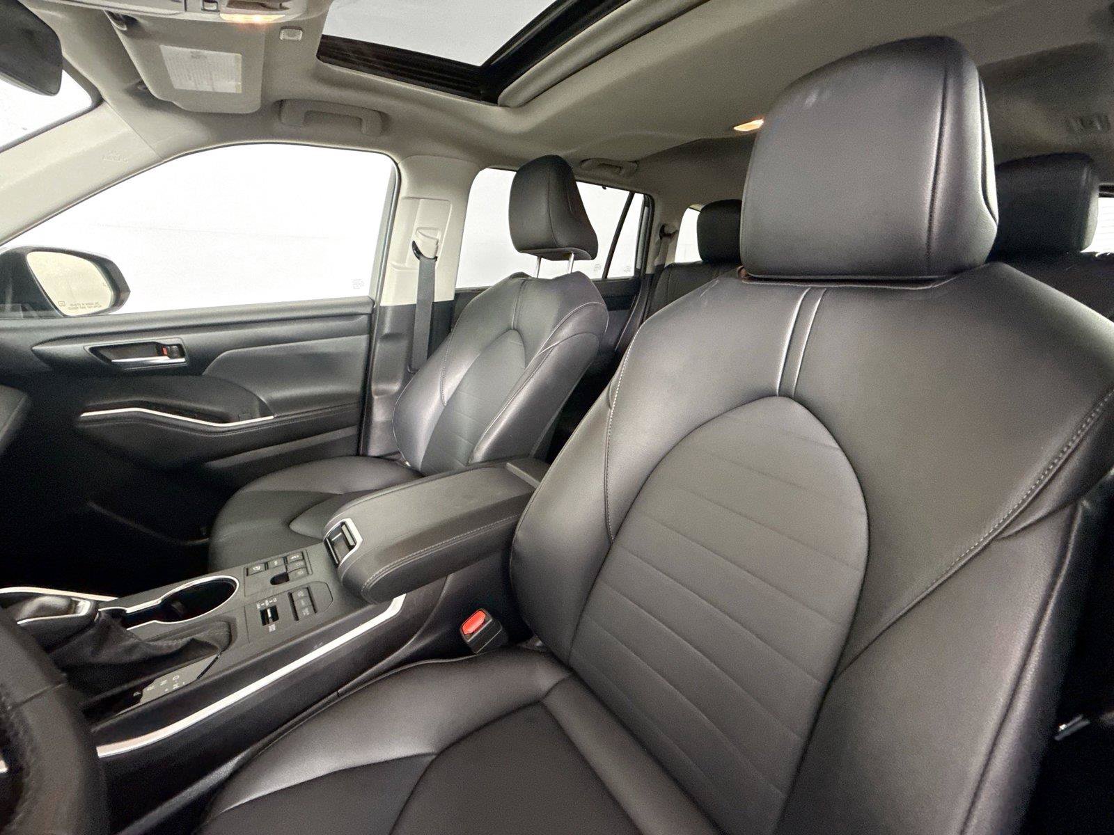 Certified 2025 Toyota Highlander XLE AWD/4WD image 3