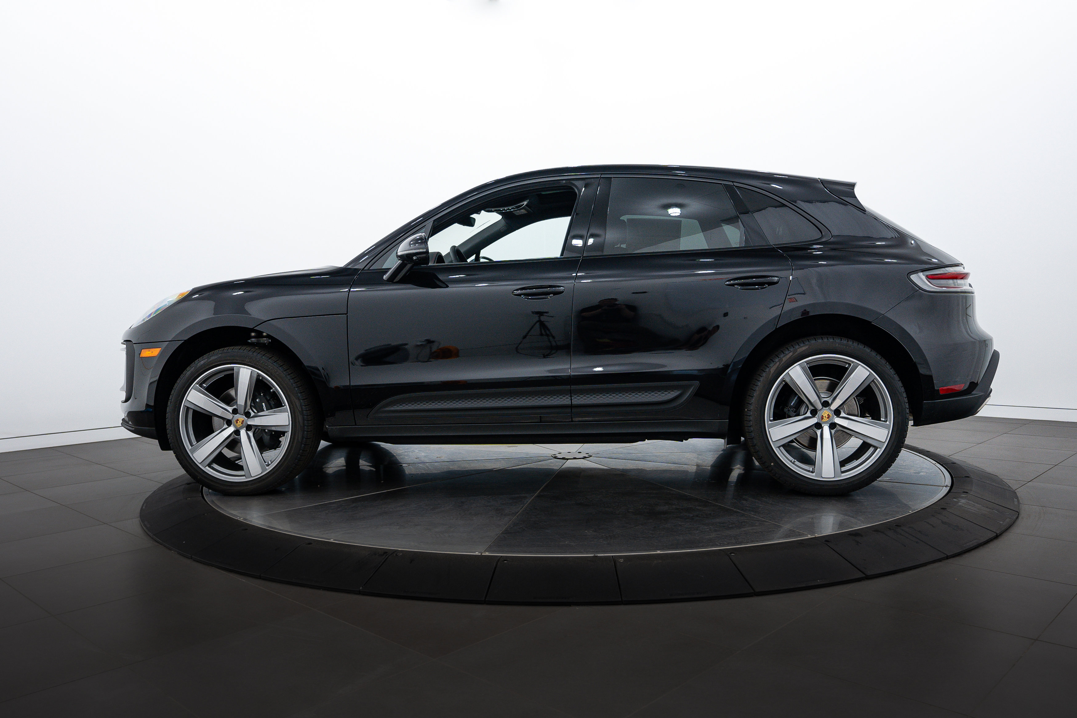 New 2025 Porsche Macan image 2