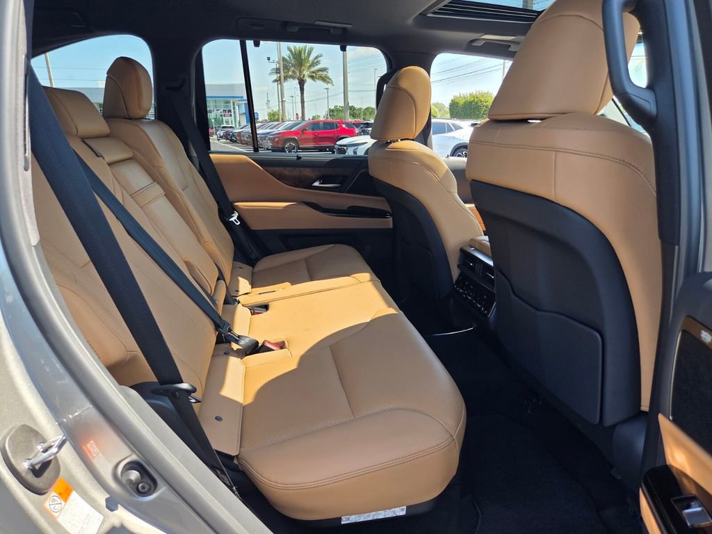 Used 2026 Lexus LX 600 4WD w/ Luxury Package image 16