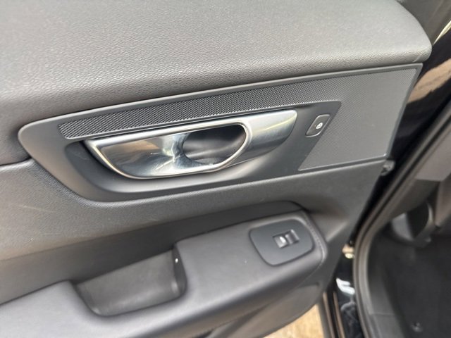 Used 2024 Volvo XC60 B5 Plus image 27
