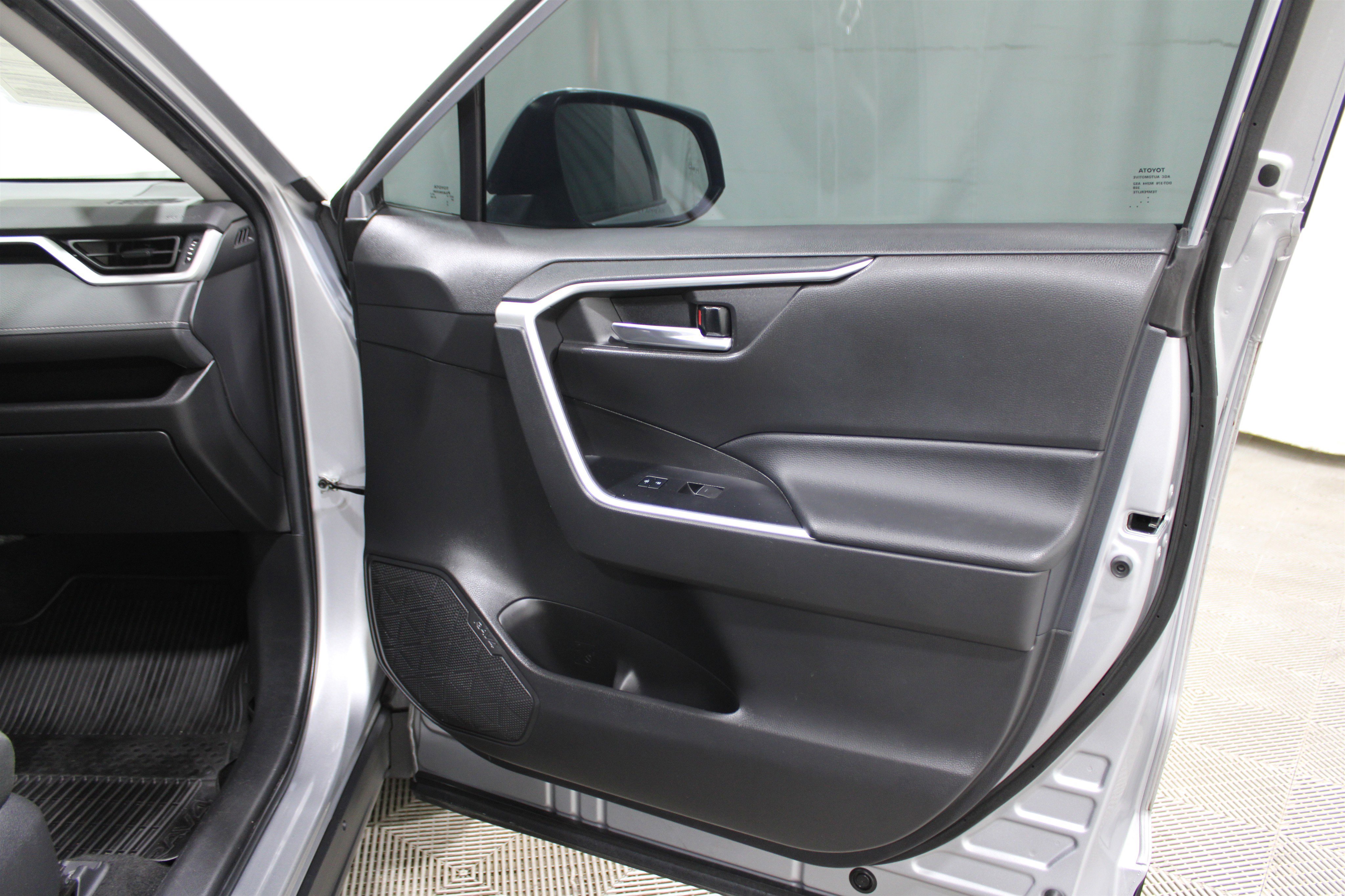 Used 2022 Toyota RAV4 XLE image 26
