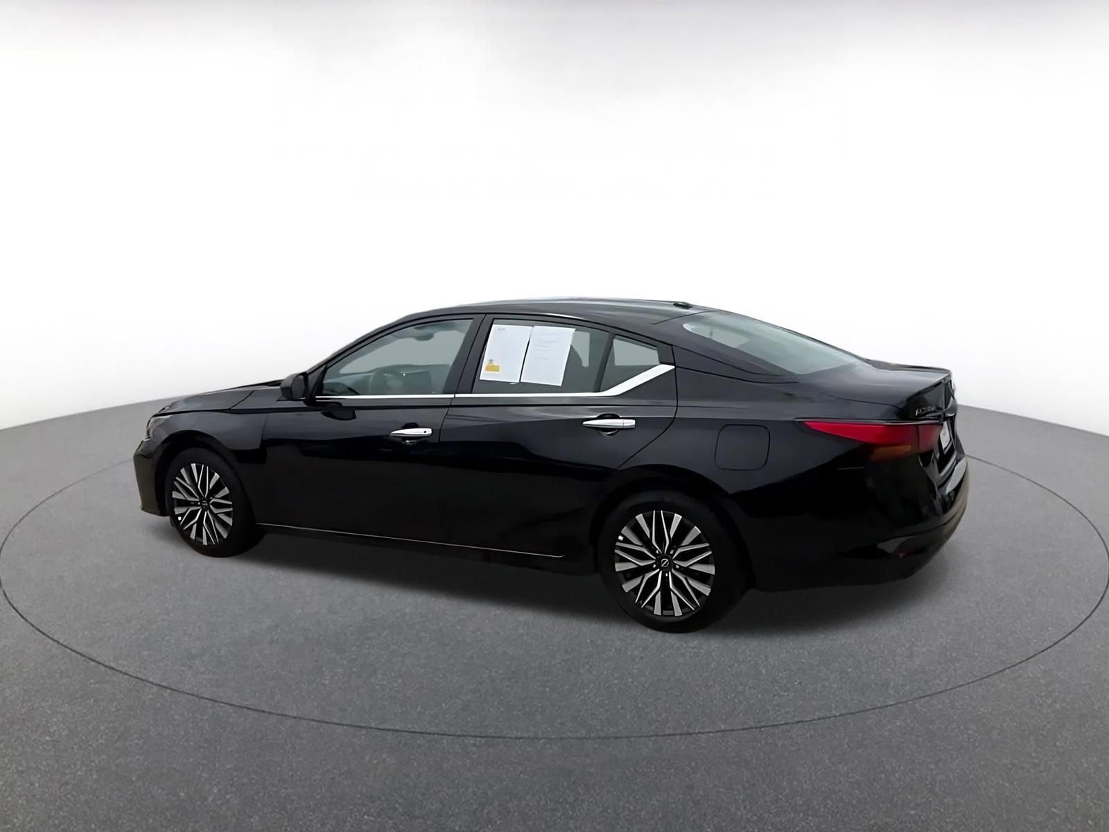 Used 2025 Nissan Altima 2.5 SV FWD image 10