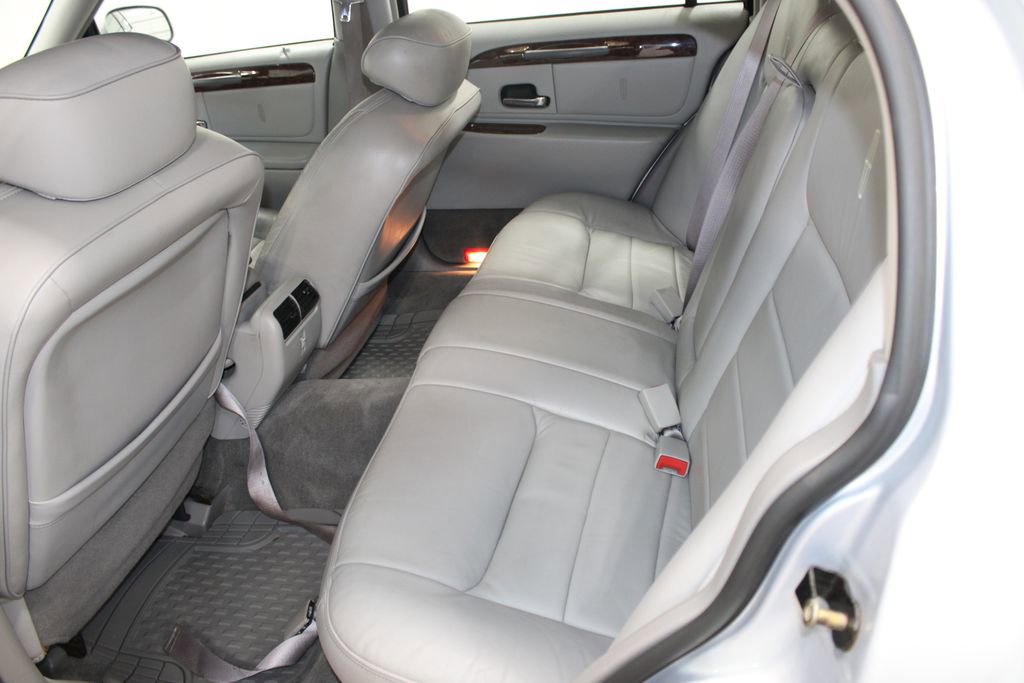Used 2002 Lincoln Town Car Executive image 24