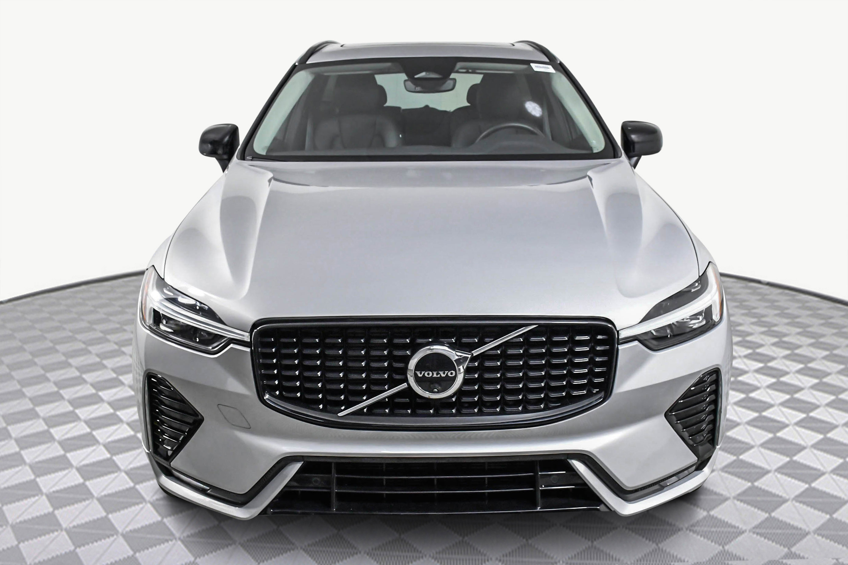 Used 2025 Volvo XC60 B5 Plus image 2