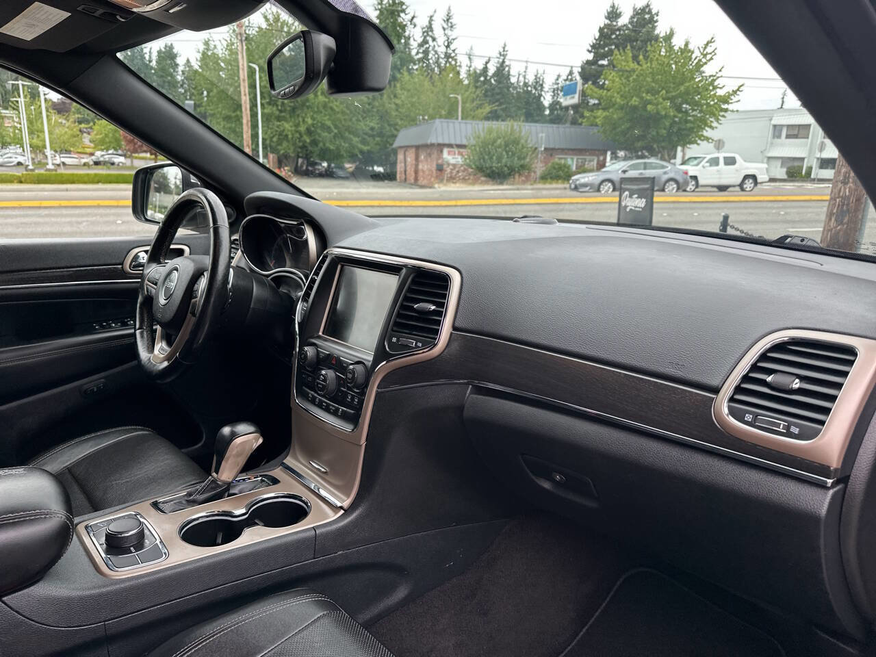 Used 2017 Jeep Grand Cherokee Limited w/ Luxury Group II image 17