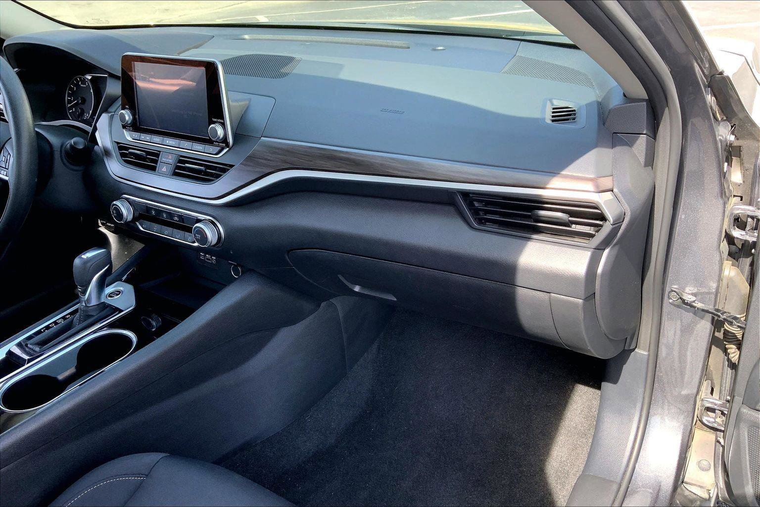 Used 2024 Nissan Altima 2.5 SV image 14