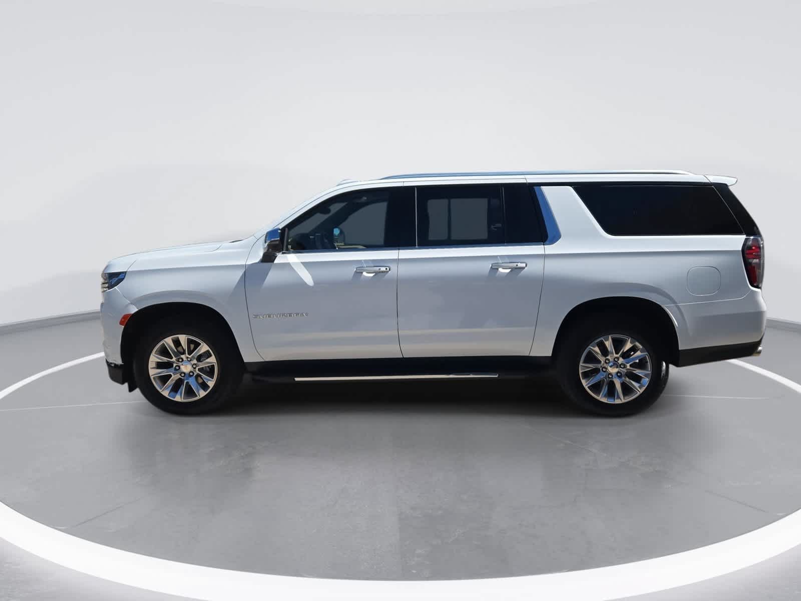 Used 2024 Chevrolet Suburban Premier RWD image 2