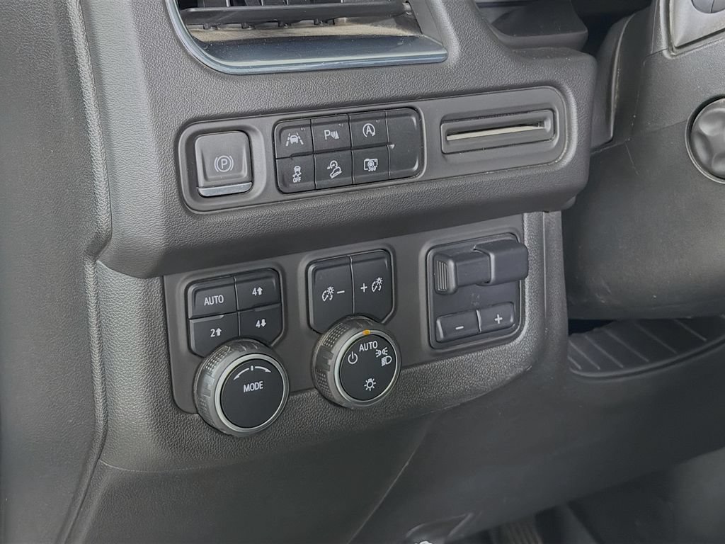 Used 2023 Chevrolet Suburban Z71 w/ Luxury Package AWD/4WD image 12