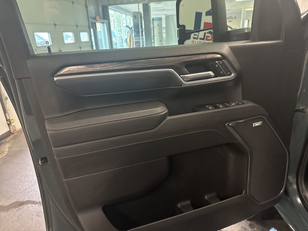 Used 2025 Chevrolet Silverado 2500 LTZ w/ LTZ Premium Package image 16