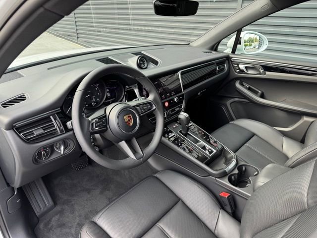 New 2026 Porsche Macan image 4