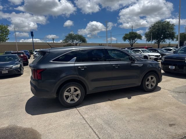 Used 2021 Kia Sorento LX FWD image 2