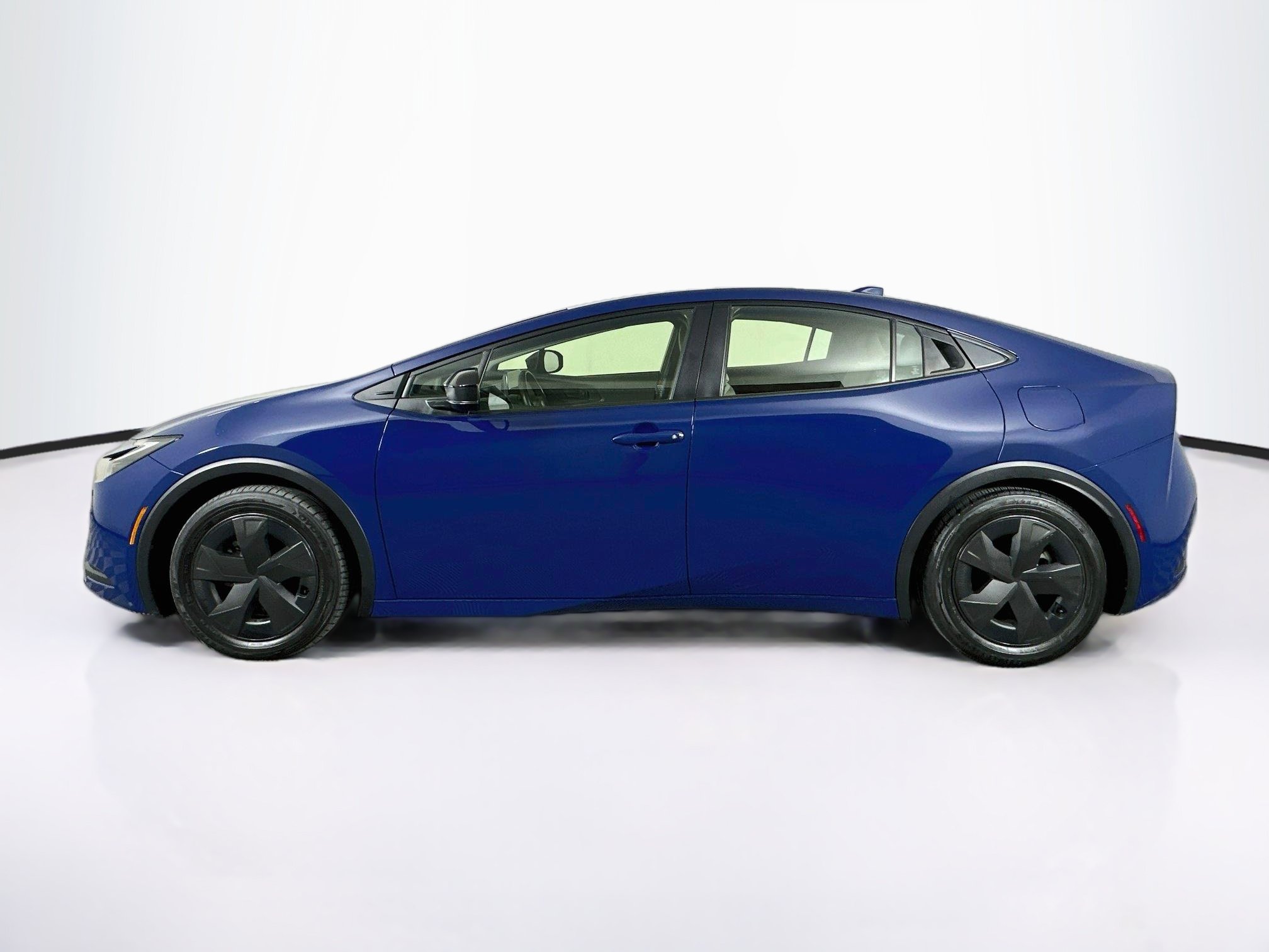 Used 2025 Toyota Prius LE FWD image 4