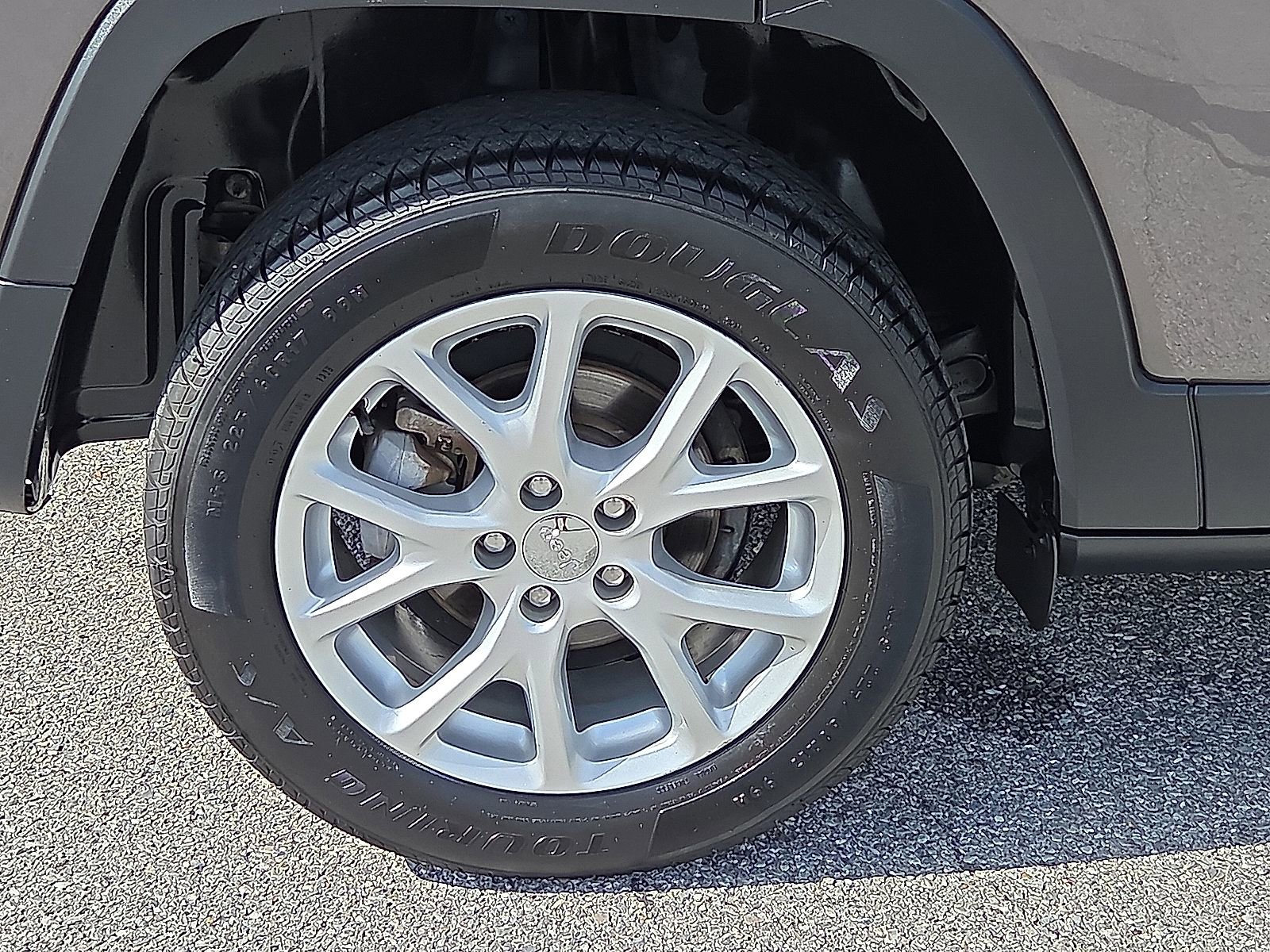Used 2018 Jeep Cherokee Latitude Plus w/ Comfort/Convenience Group FWD image 7