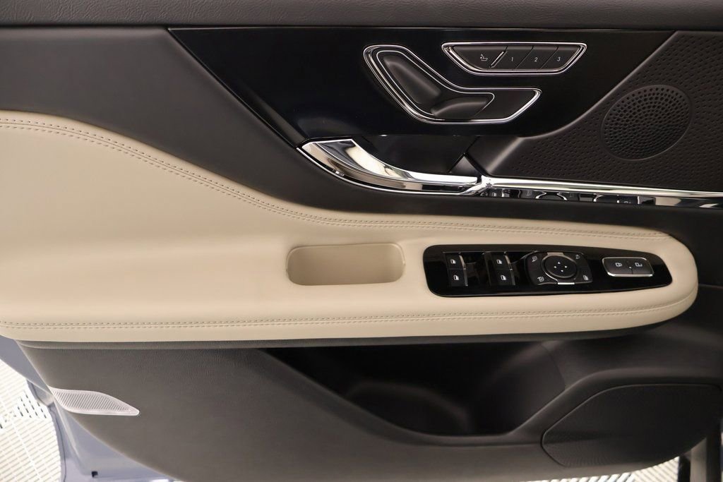 New 2026 Lincoln Corsair Grand Touring w/ Jet Appearance Package AWD/4WD image 17